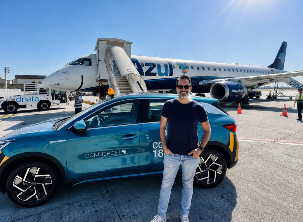 Tico Brazileiro na frente de um Embraer 195-E1, pronto pra embarcar na posição remota, após ser levado pelo serviço concierge, com um BYD, até a aeronave.