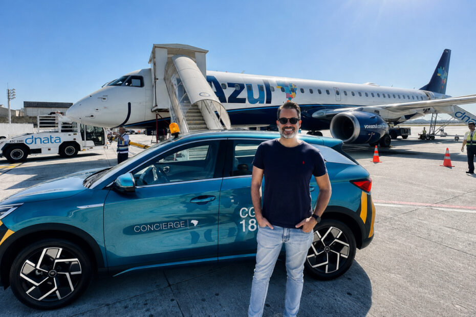 Tico Brazileiro na frente de um Embraer 195-E1, pronto pra embarcar na posição remota, após ser levado pelo serviço concierge, com um BYD, até a aeronave.